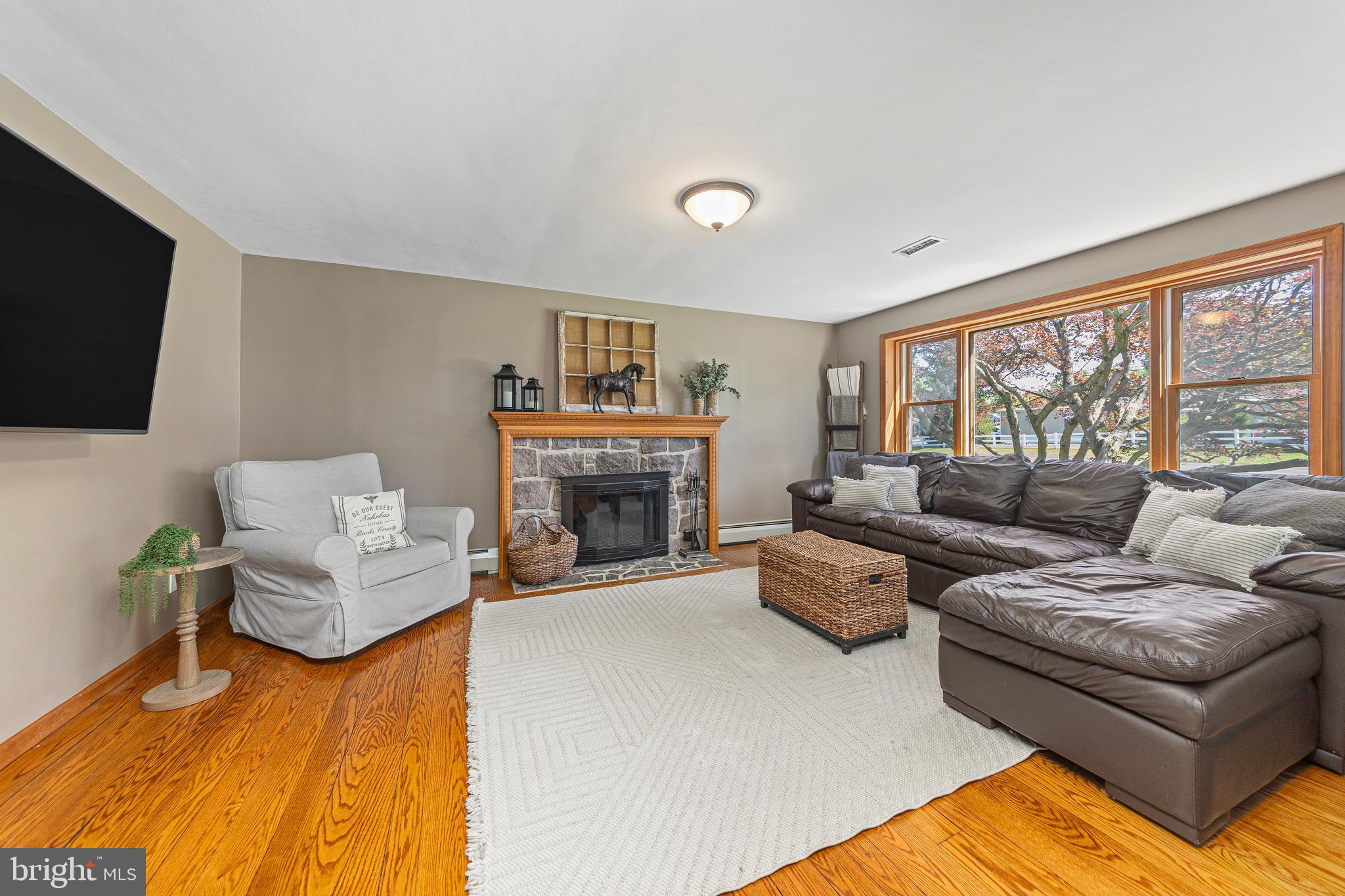 1074 North Easton Road Doylestown, PA 18902 - Photo 4 of 36 Living Room