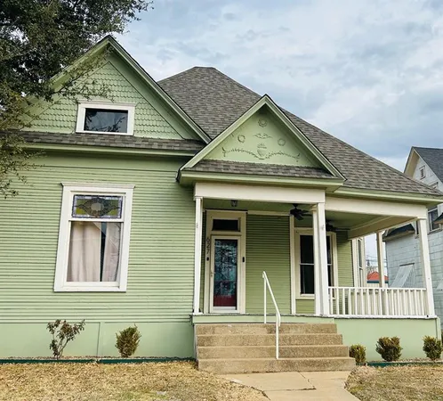 $1,800 | 627 West Chestnut Street, Denison, TX 75020