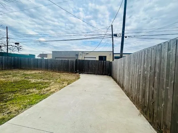 $1,800 | 627 West Chestnut Street, Denison, TX 75020