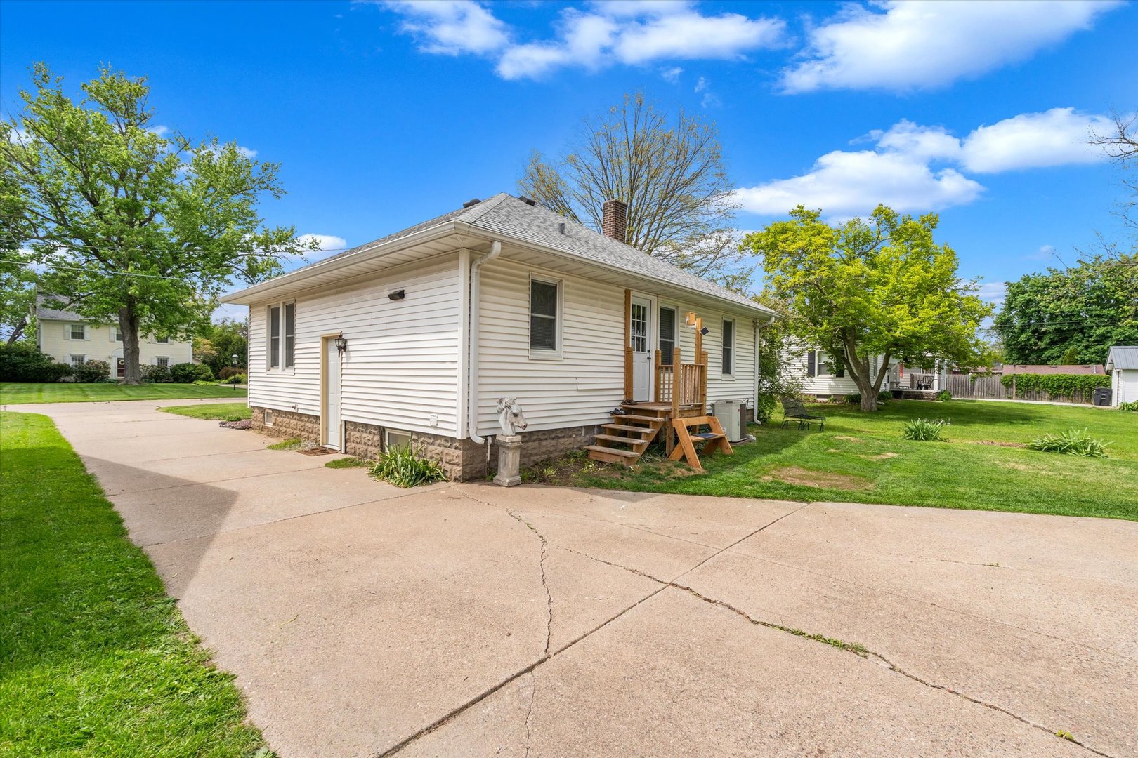 2423 29th Street Rock Island, IL 61201 - Photo 4 of 37