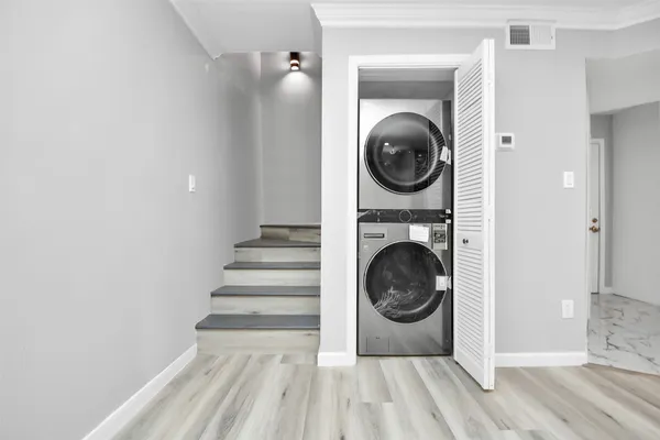 a view of entryway with washer and dryer