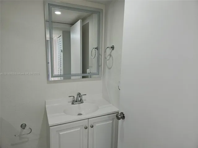 $3,000 | 311 West Park Drive, Unit 10113, Miami, FL 33172