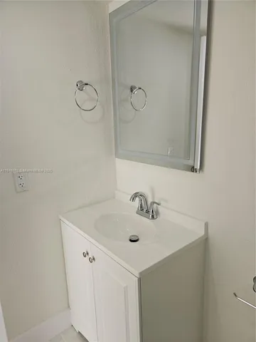 $3,000 | 311 West Park Drive, Unit 10113, Miami, FL 33172