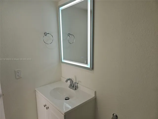 $3,000 | 311 West Park Drive, Unit 10113, Miami, FL 33172