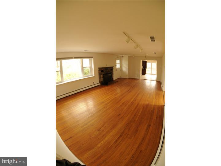 370 North Malin Road Broomall, PA 19073 - Photo 6 of 21 Living Room