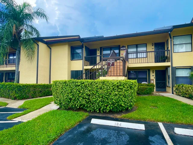 $2,200 | 4698 Lucerne Lakes Boulevard East, Unit 203, Lake Worth, FL 33467