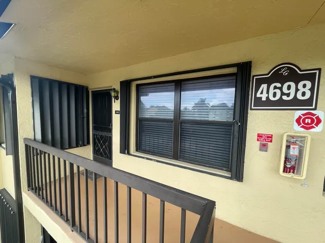 $2,200 | 4698 Lucerne Lakes Boulevard East, Unit 203, Lake Worth, FL 33467