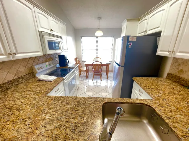 $2,200 | 4698 Lucerne Lakes Boulevard East, Unit 203, Lake Worth, FL 33467