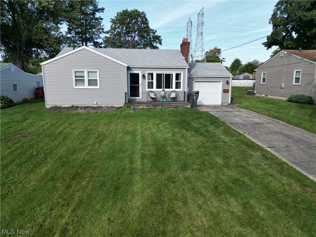 2658 Brunswick Road Youngstown, OH 44511 - Photo 3 of 33 View of front facade featuring front yard