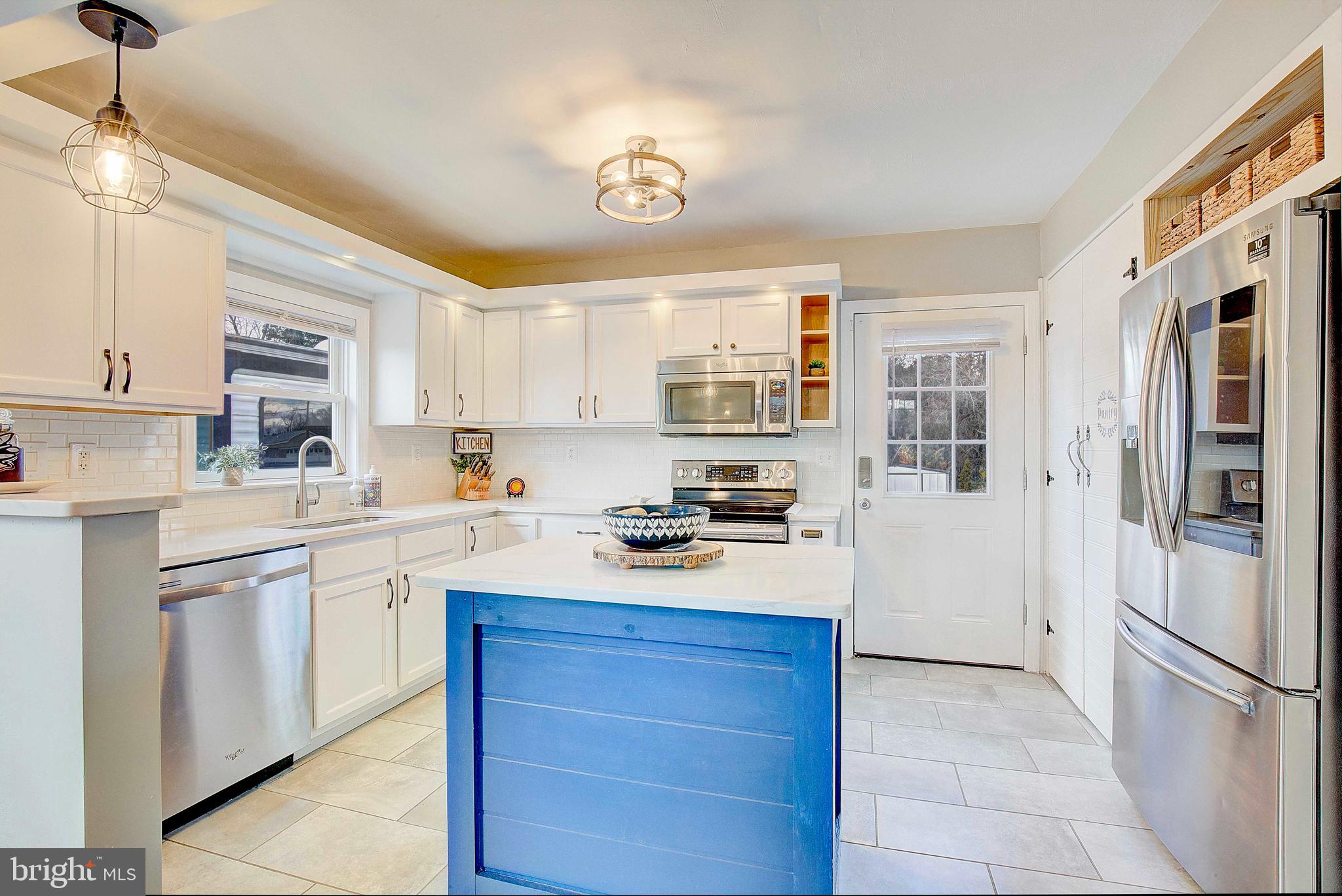 1251 Hillside Road Pasadena, MD 21122 - Photo 7 of 35 Updated Kitchen Island & New Backsplash