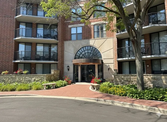 $1,975 | 511 Aurora Avenue, Unit 116, Naperville, IL 60540