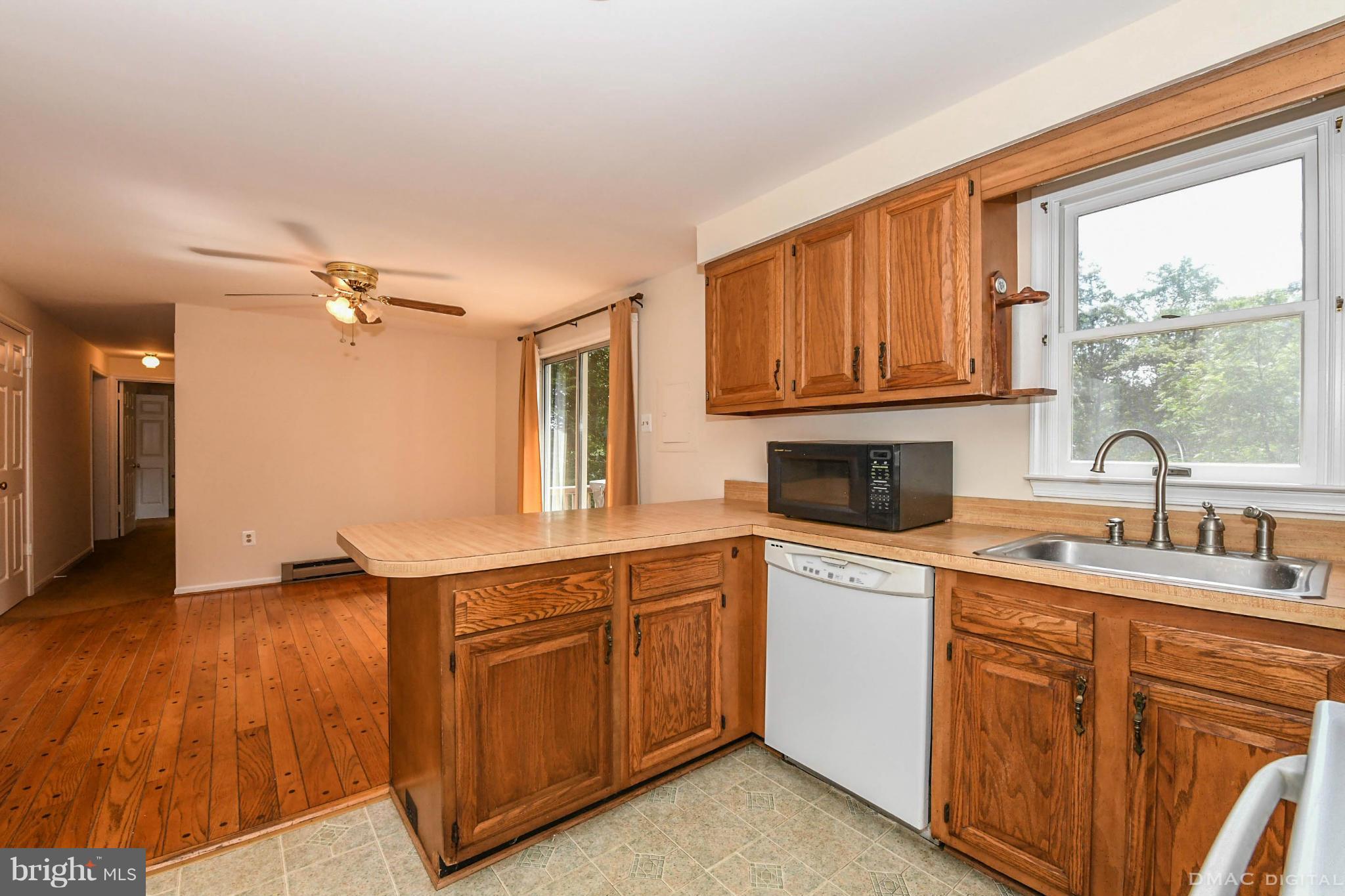 22205 Peach Tree Road Boyds, MD 20841 - Photo 8 of 18 Kitchen