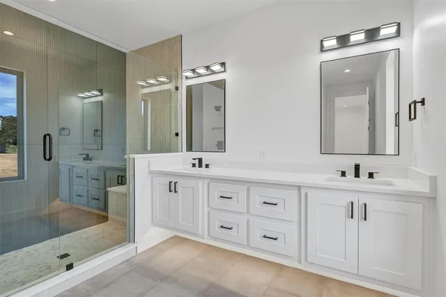 a view of empty room with a ceiling fan