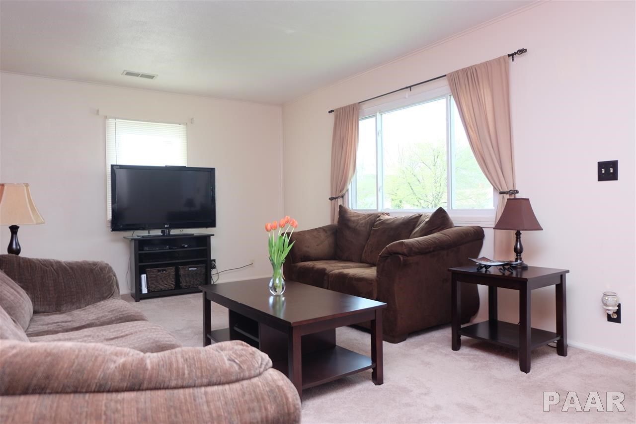 902 West Ridgemont Road Peoria, IL 61614 - Photo 3 of 36 Gallery Image 3