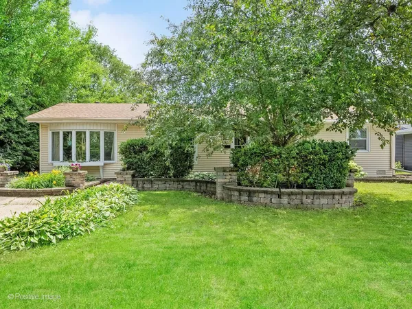 $345,000 | 324 Shawnee Drive, Carol Stream, IL 60188