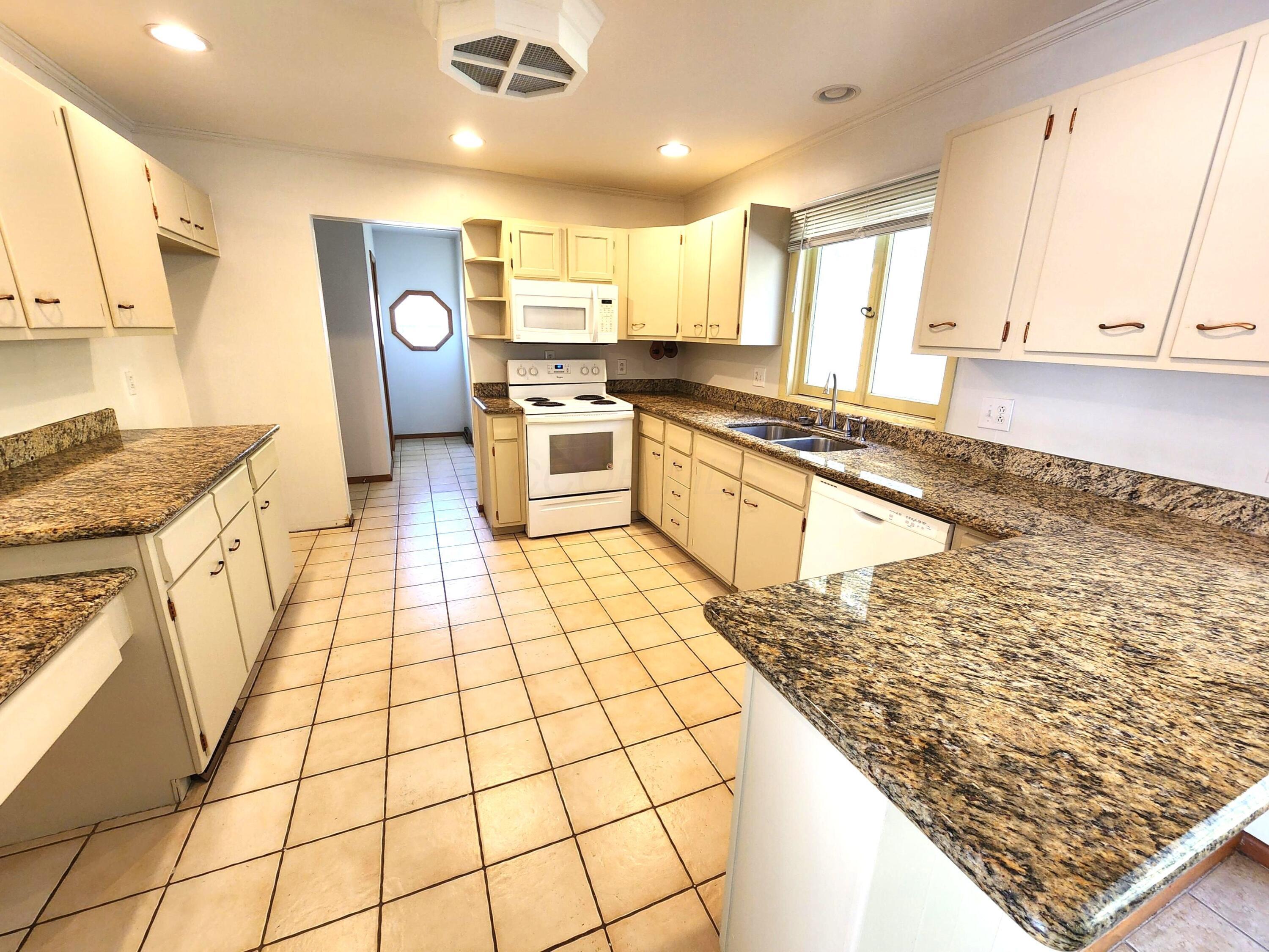 6258 Peach Tree Road Columbus, OH 43213 - Photo 7 of 32 Kitchen