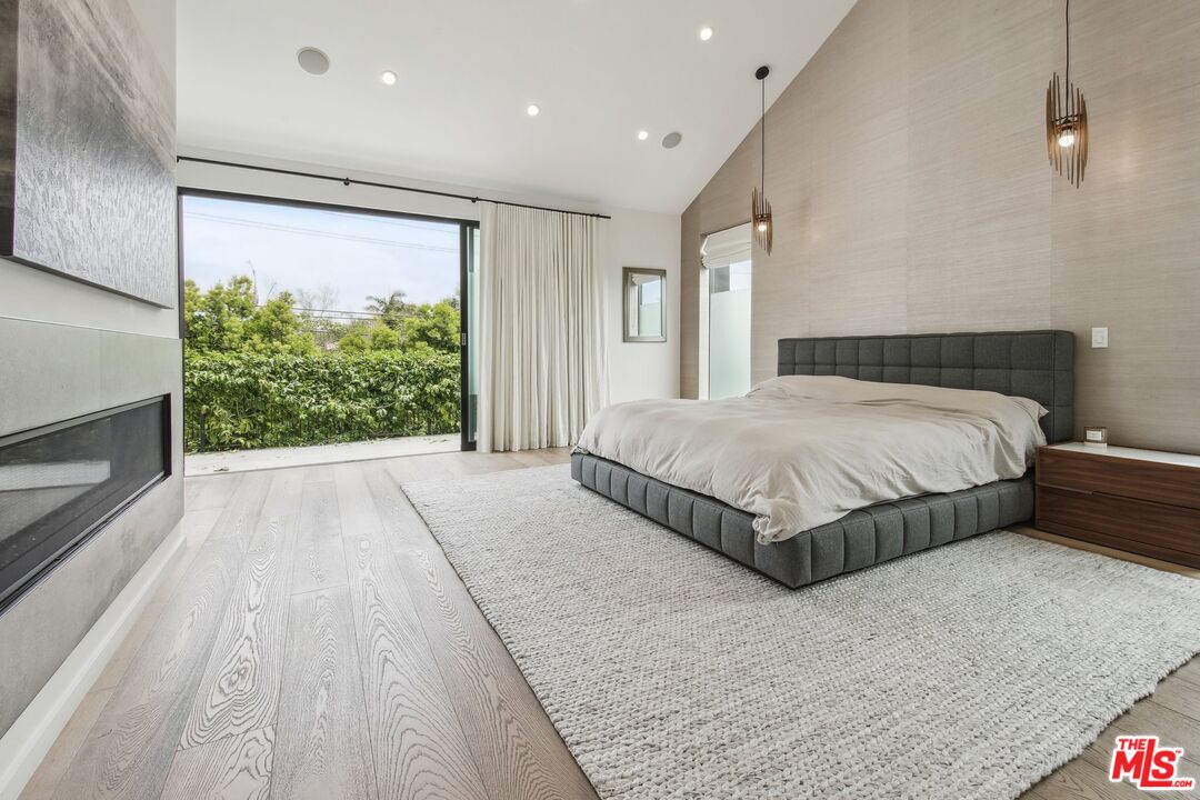 1506 Walnut Avenue Venice, CA 90291 - Photo 14 of 29 a bedroom with a large bed and a large window