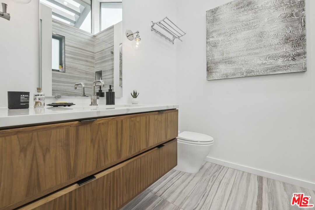1506 Walnut Avenue Venice, CA 90291 - Photo 19 of 29 a bathroom with a toilet sink and mirror