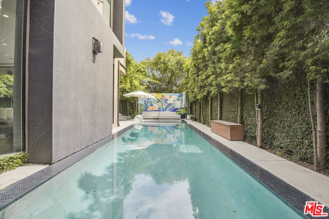 1506 Walnut Avenue Venice, CA 90291 - Photo 27 of 29 a view of a balcony with lake view