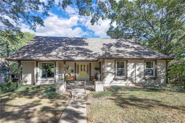 $525,000 | 9504 West 104th Street, Overland Park, KS 66212