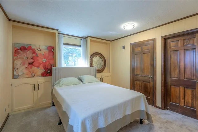 $525,000 | 9504 West 104th Street, Overland Park, KS 66212