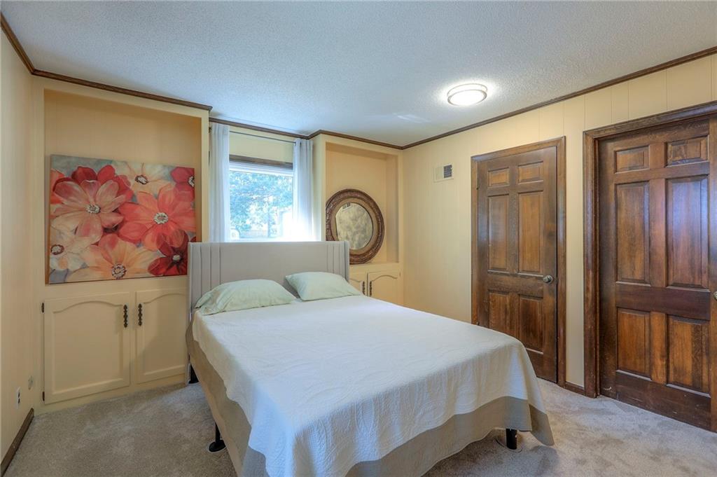 9504 West 104th Street Overland Park, KS 66212 - Photo 18 of 43