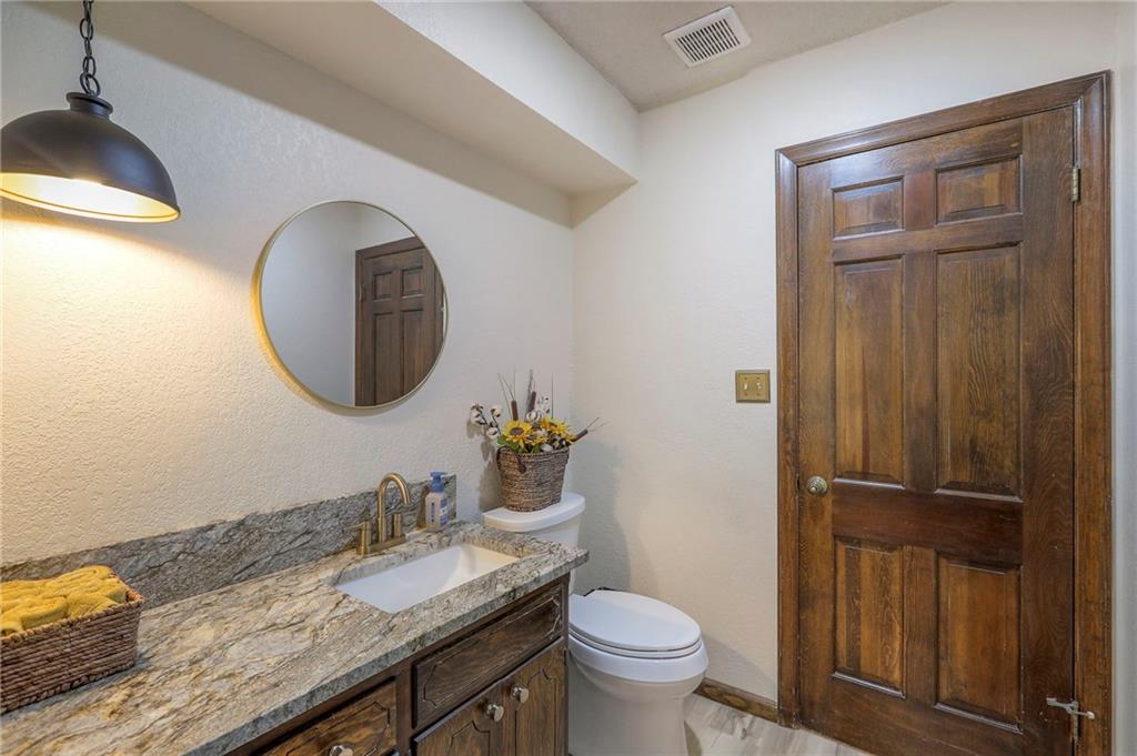 9504 West 104th Street Overland Park, KS 66212 - Photo 20 of 43