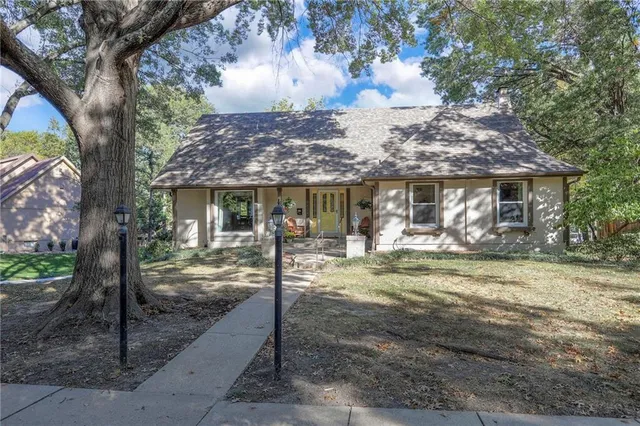 $525,000 | 9504 West 104th Street, Overland Park, KS 66212