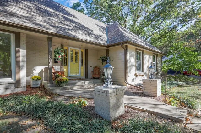 $525,000 | 9504 West 104th Street, Overland Park, KS 66212