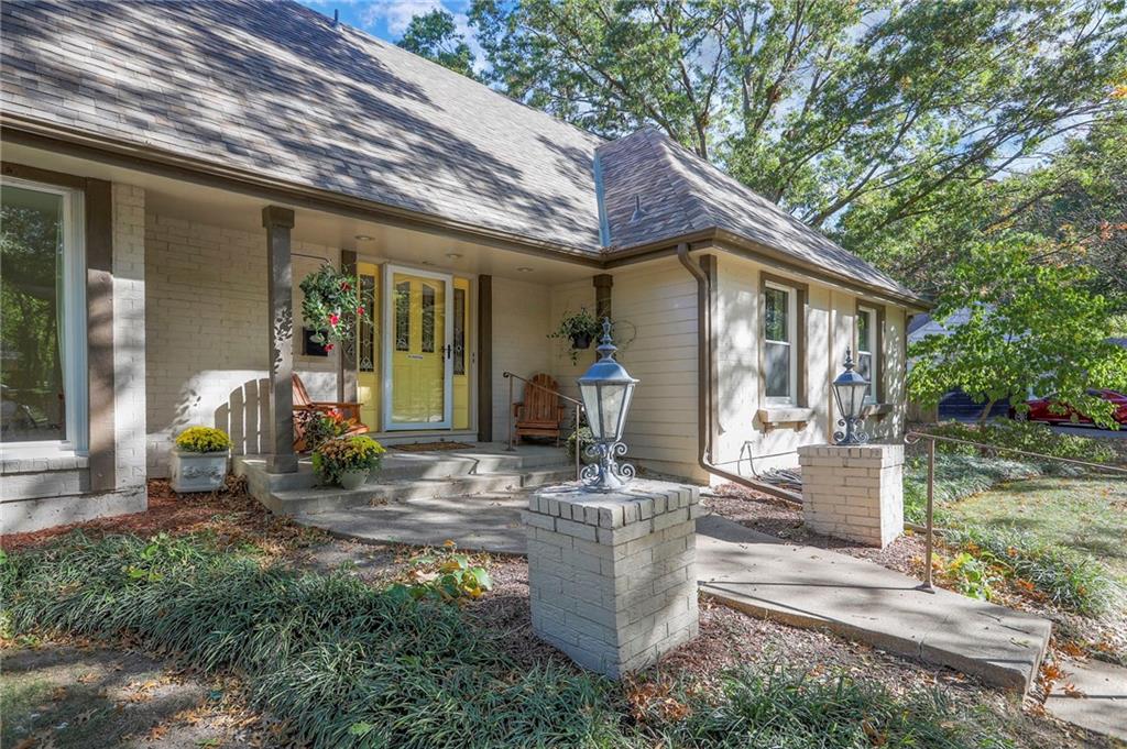 9504 West 104th Street Overland Park, KS 66212 - Photo 3 of 43