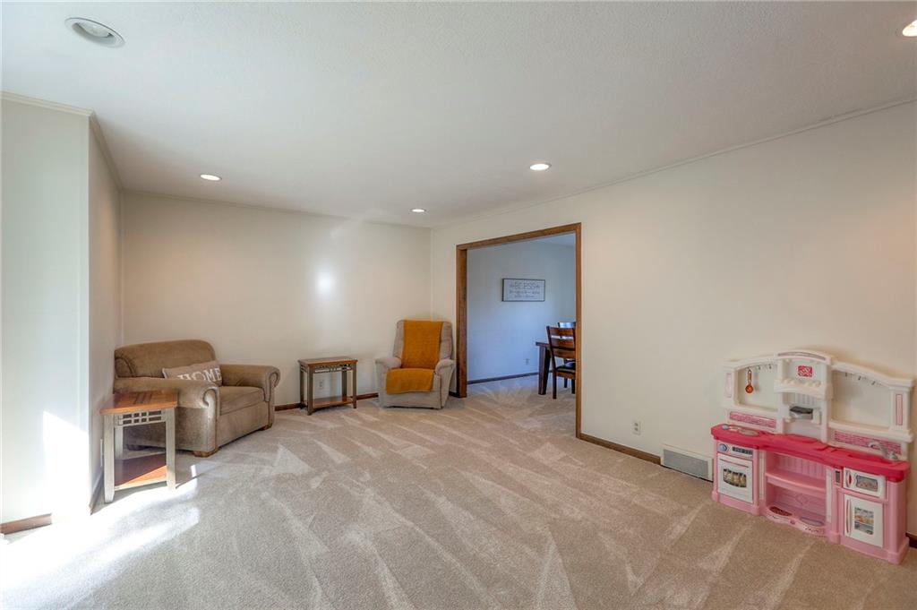 9504 West 104th Street Overland Park, KS 66212 - Photo 4 of 43