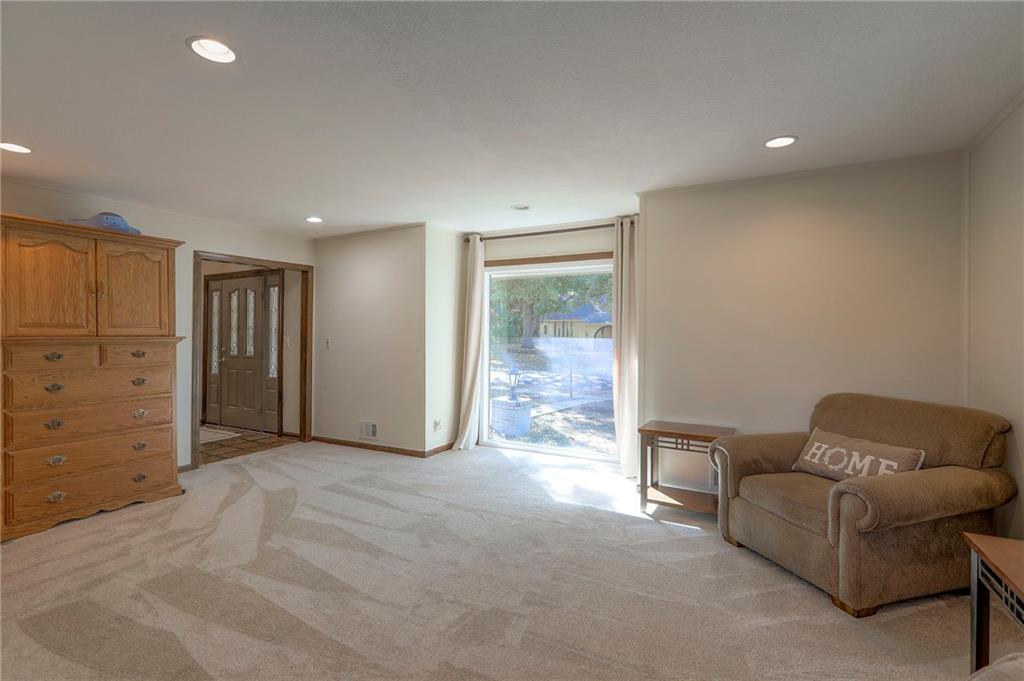 9504 West 104th Street Overland Park, KS 66212 - Photo 5 of 43