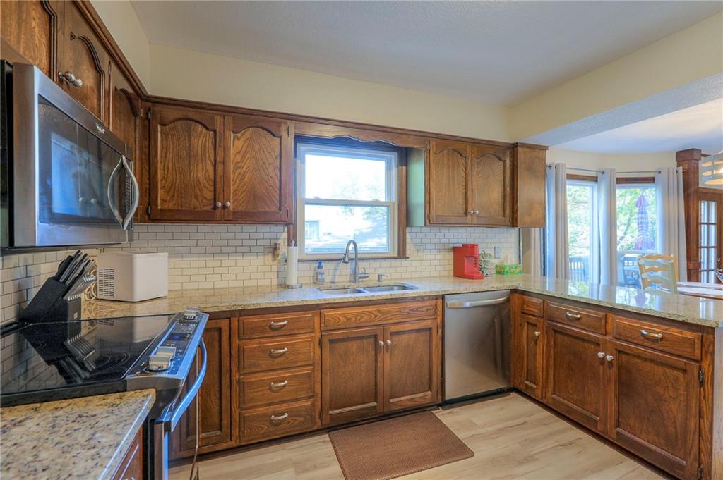 9504 West 104th Street Overland Park, KS 66212 - Photo 9 of 43