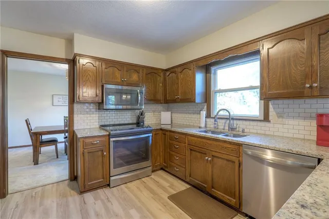 $525,000 | 9504 West 104th Street, Overland Park, KS 66212