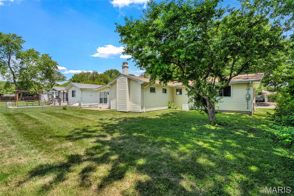 1366 Springhurst Drive Florissant, MO 63031 - Photo 3 of 30