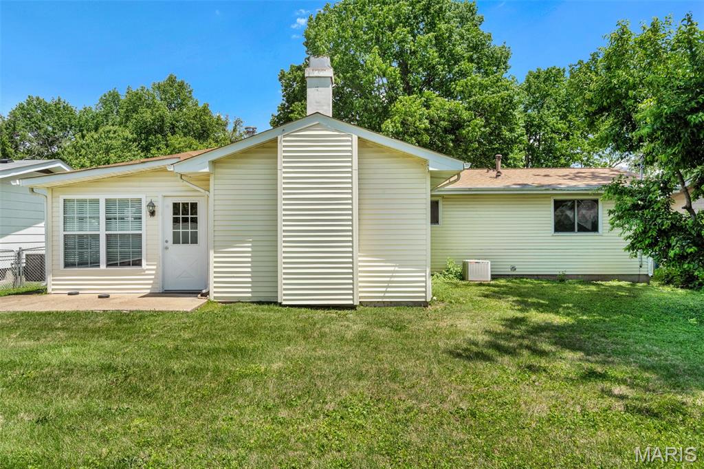 1366 Springhurst Drive Florissant, MO 63031 - Photo 4 of 30