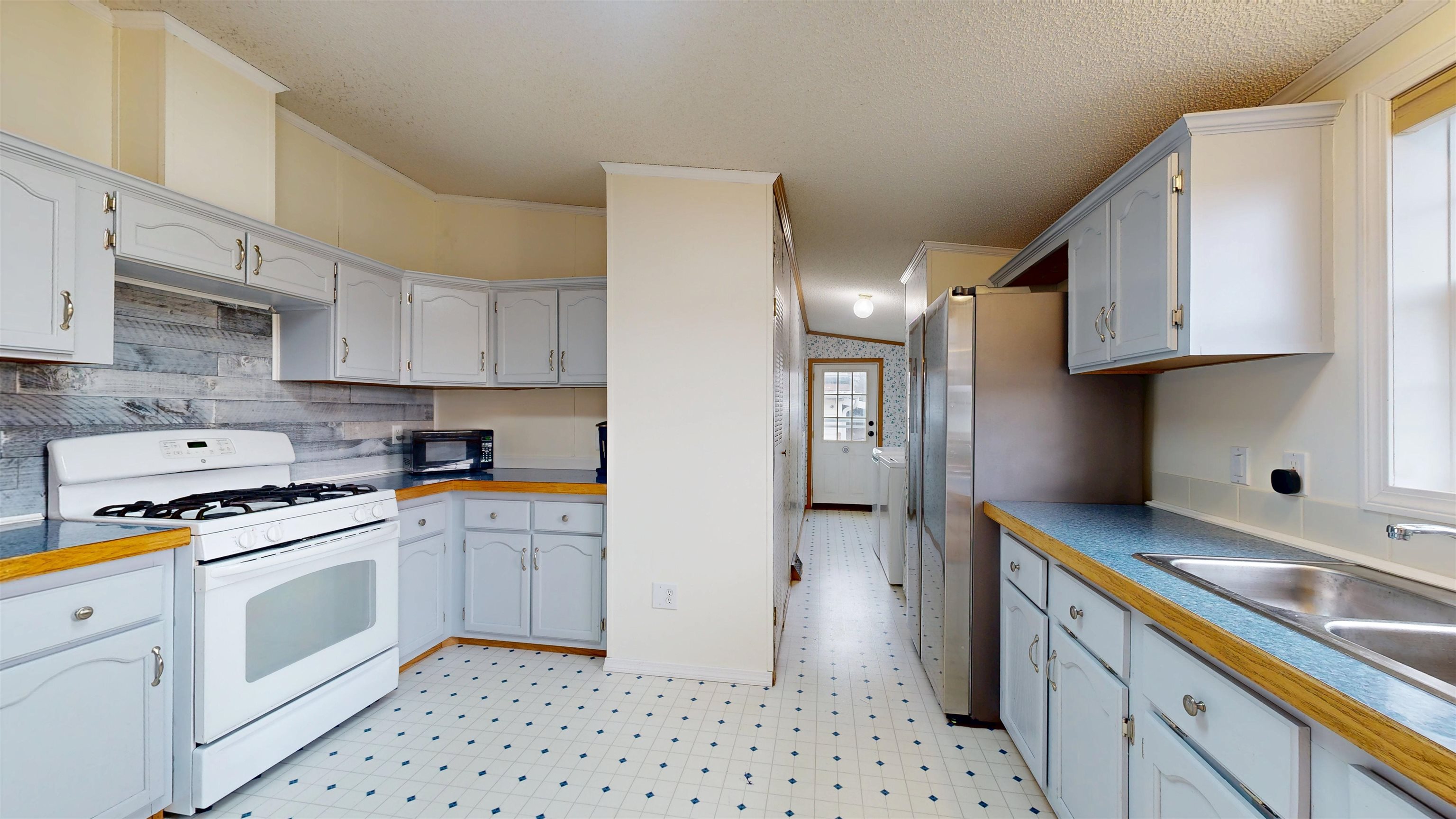 2745 Mountain View Road Williston, VT 05495 - Photo 5 of 11