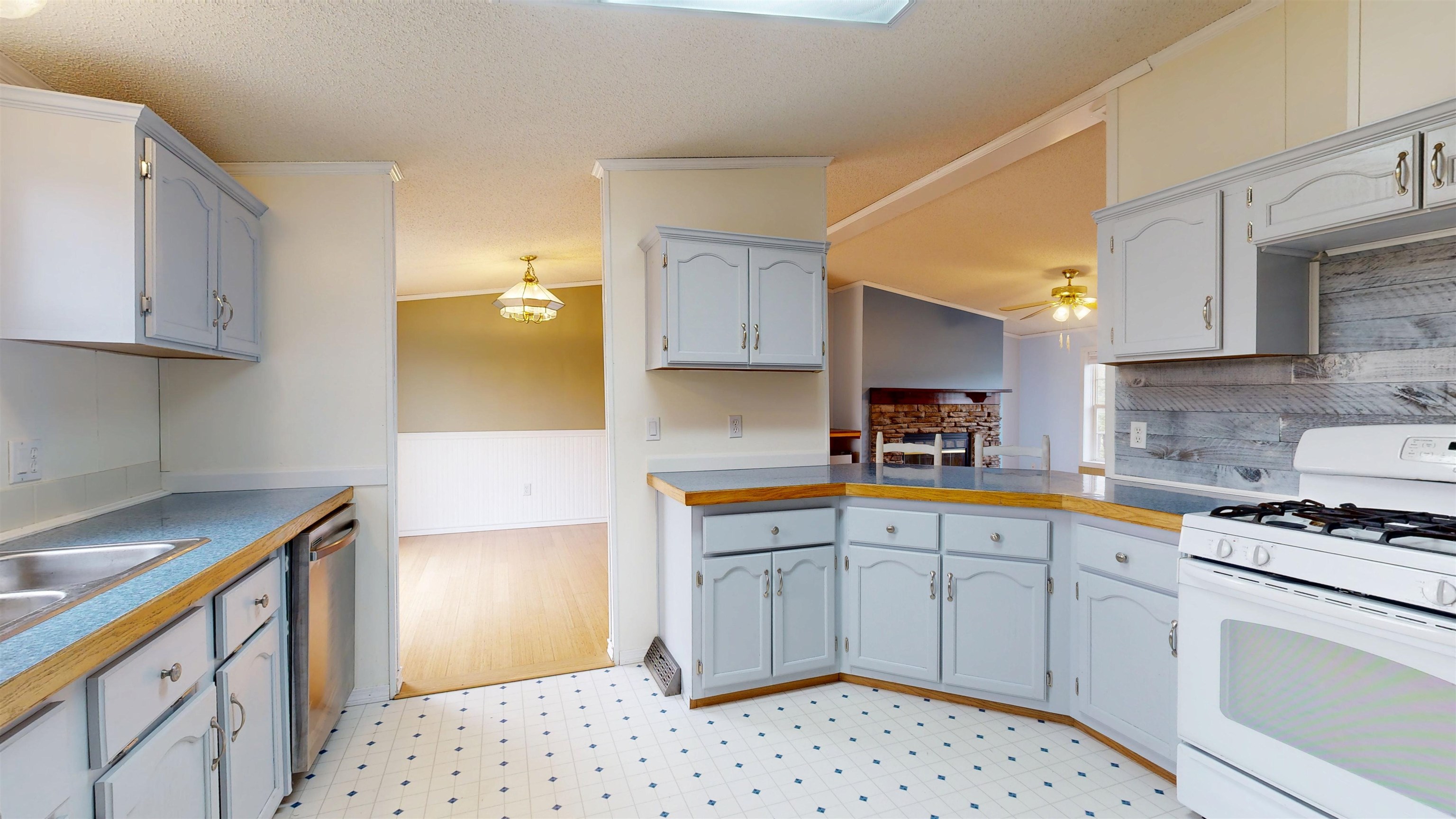 2745 Mountain View Road Williston, VT 05495 - Photo 6 of 11