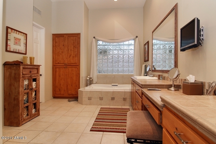 11059 East Turnberry Road Scottsdale, AZ 85255 - Photo 33 of 35 a bathroom with a sink a bathtub and a toilet