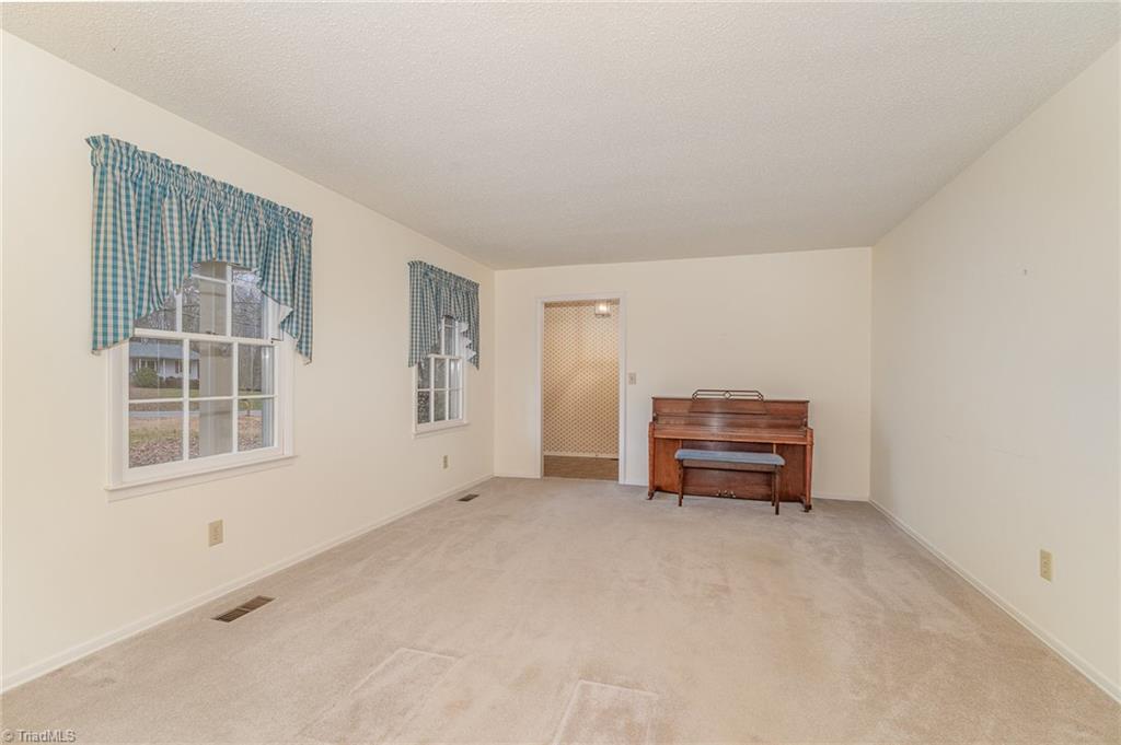 770 Bundaberg Lane Rural Hall, NC 27045 - Photo 8 of 26 Living Room