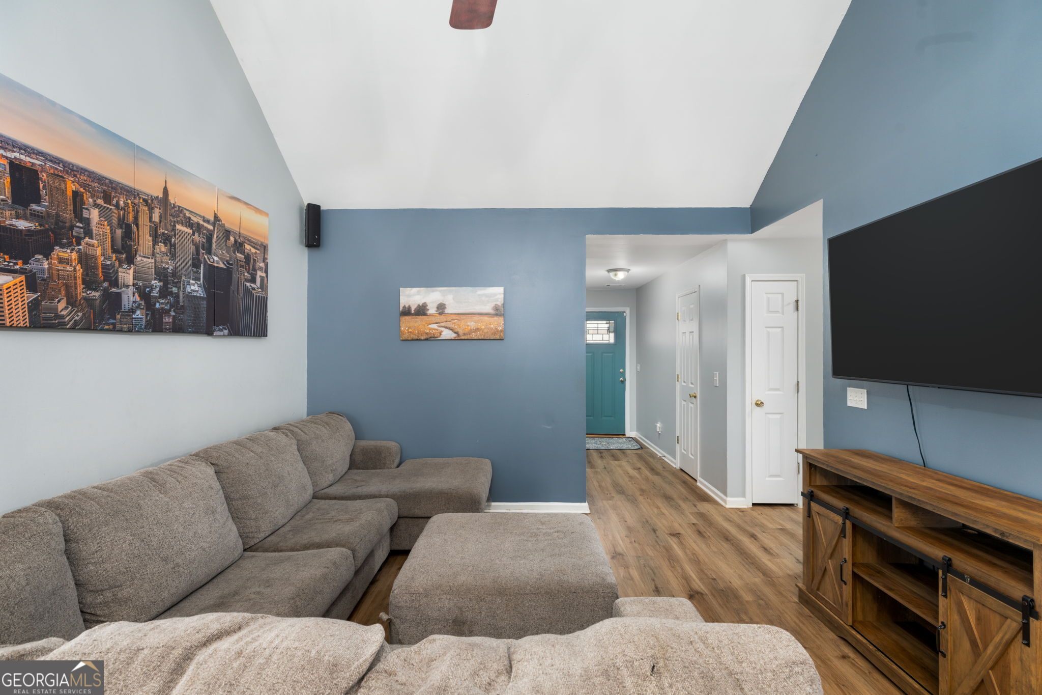 113 Hummingbird Lane Kathleen, GA 31047 - Photo 18 of 44 a living room with furniture and a flat screen tv