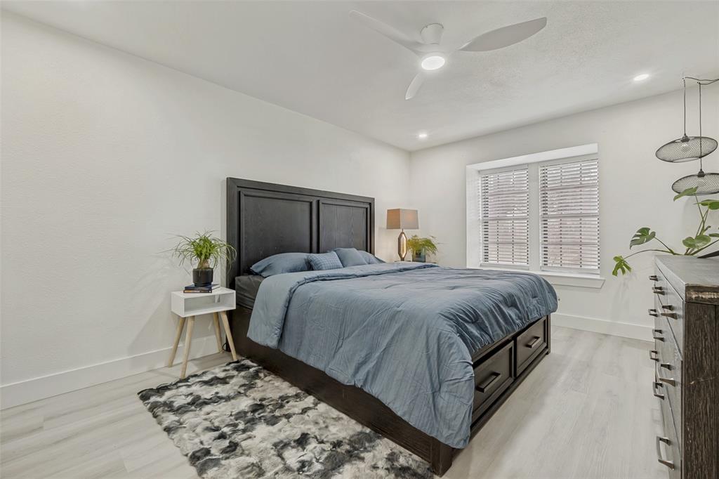 10635 Stone Canyon Road, Unit 19 Dallas, TX 75230 - Photo 13 of 25 a bedroom with a bed and a window