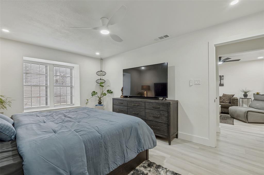 10635 Stone Canyon Road, Unit 19 Dallas, TX 75230 - Photo 15 of 25 a bedroom with a bed and a flat screen tv