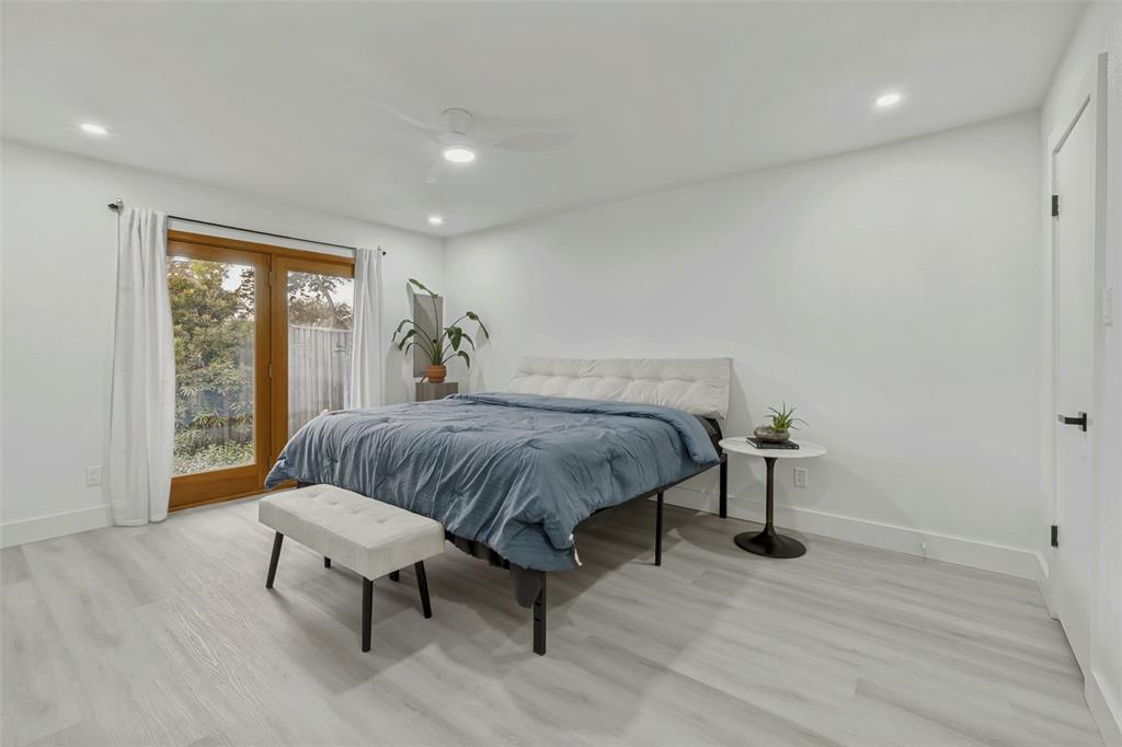 10635 Stone Canyon Road, Unit 19 Dallas, TX 75230 - Photo 18 of 25 a spacious bedroom with a bed and a window