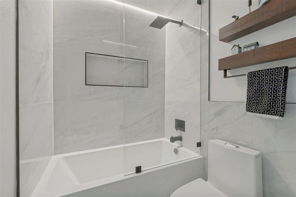 10635 Stone Canyon Road, Unit 19 Dallas, TX 75230 - Photo 20 of 25 a bathroom with a bathtub and a shower