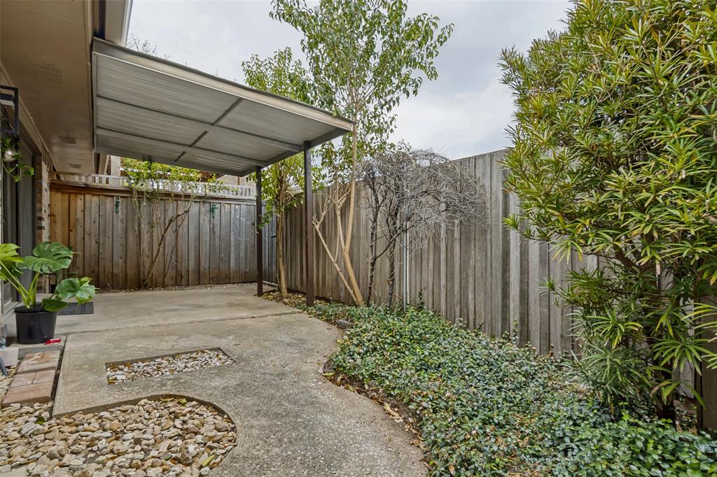 10635 Stone Canyon Road, Unit 19 Dallas, TX 75230 - Photo 25 of 25 a backyard of a house with chairs and table