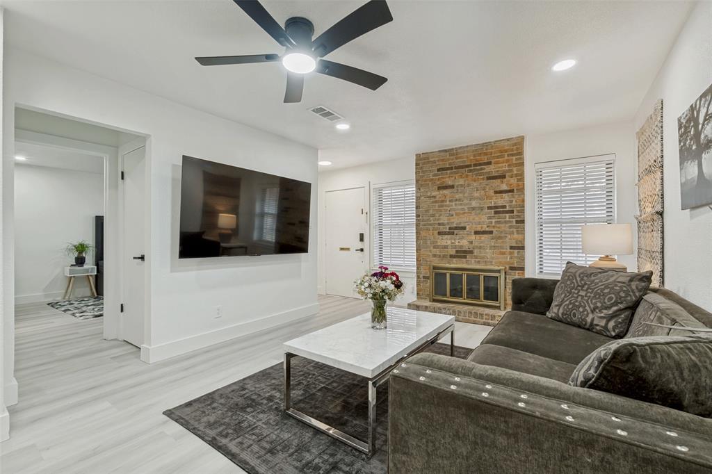 10635 Stone Canyon Road, Unit 19 Dallas, TX 75230 - Photo 3 of 25 a living room with furniture and a flat screen tv
