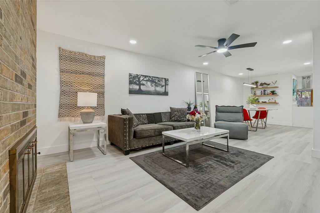 10635 Stone Canyon Road, Unit 19 Dallas, TX 75230 - Photo 4 of 25 a living room with furniture and a rug