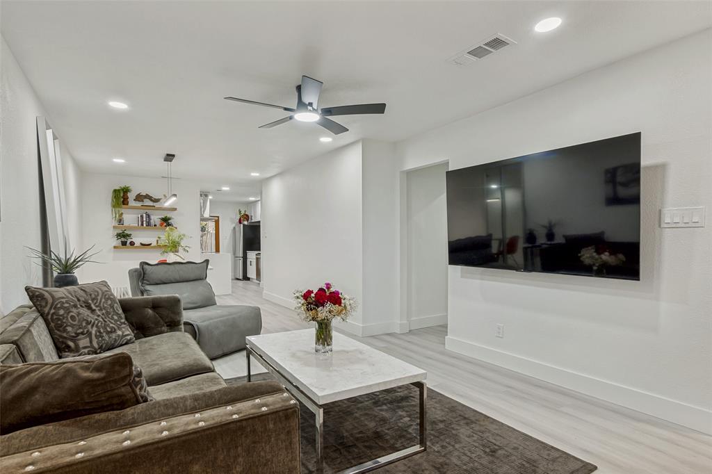 10635 Stone Canyon Road, Unit 19 Dallas, TX 75230 - Photo 5 of 25 a living room with furniture and flowers