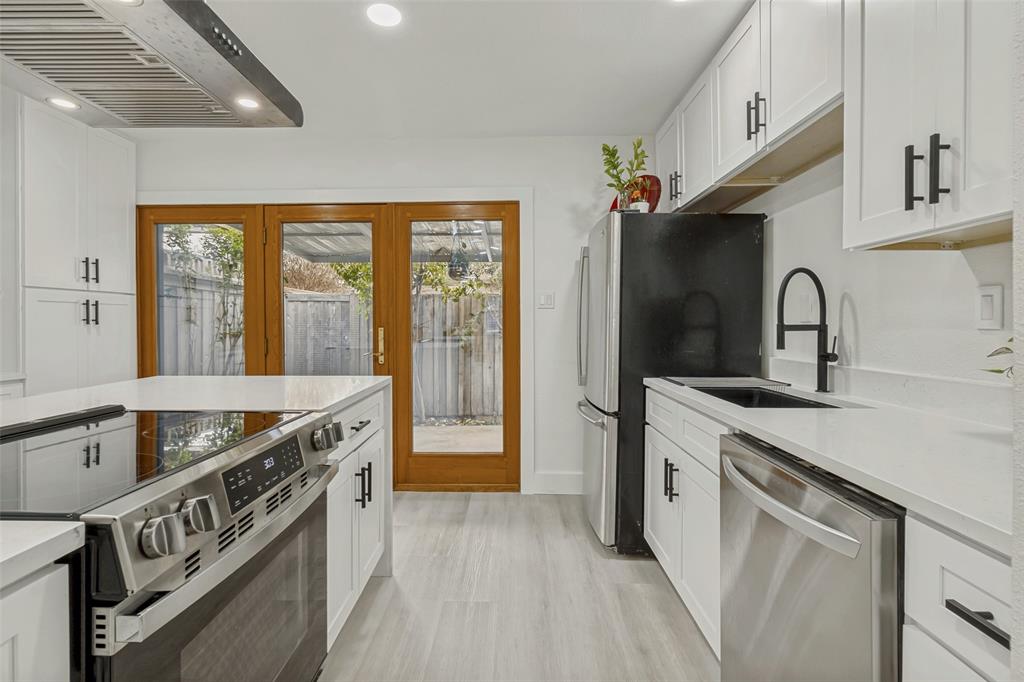 10635 Stone Canyon Road, Unit 19 Dallas, TX 75230 - Photo 9 of 25 a kitchen that has a lot of cabinets in it